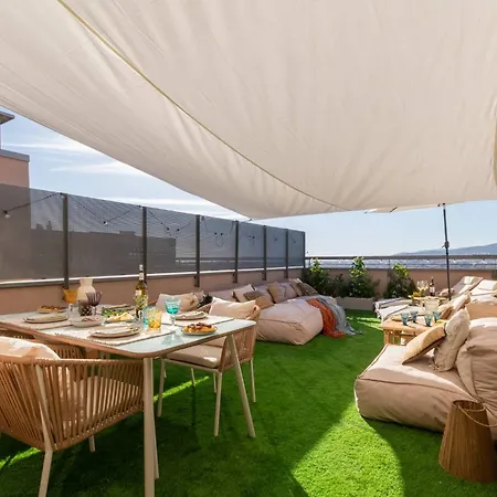 Penthouse With Private Terrace & Pool Access *