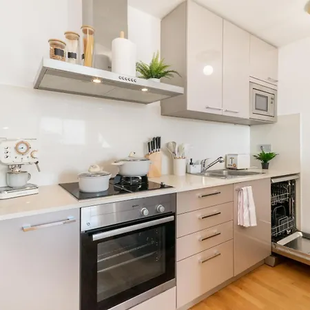 Penthouse With Private Terrace & Pool Access *