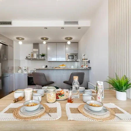 Penthouse With Private Terrace & Pool Access *