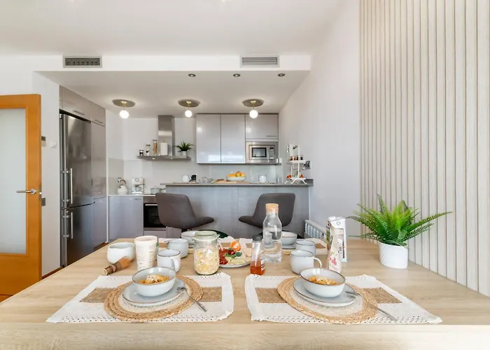 Penthouse With Private Terrace & Pool Access *