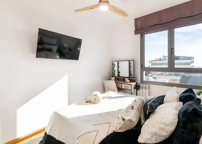 Penthouse With Private Terrace & Pool Access *